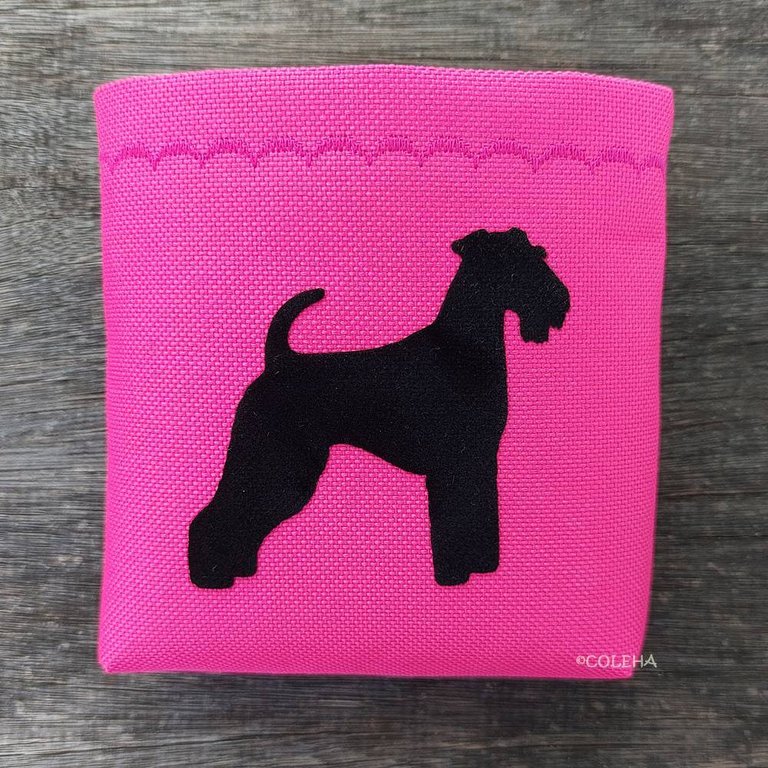 Taschentasche mit Airedale Terrier Gr. S - Pink/ Schwarz